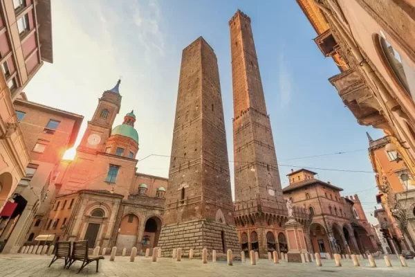 Le Due Torri di Bologna, Garisenda e degli Asinelli, al tramonto.