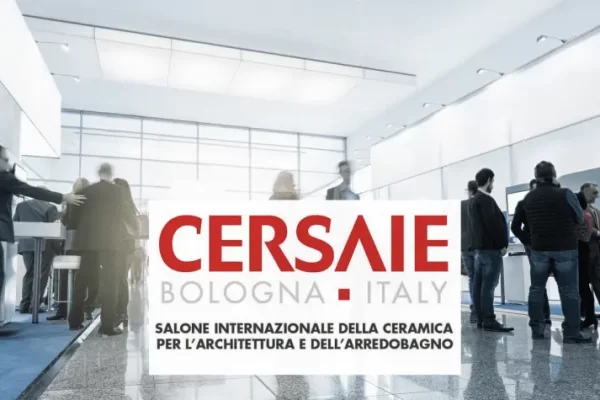 Persone in visita alla fiera internazionale della ceramica Cersaie a Bologna.